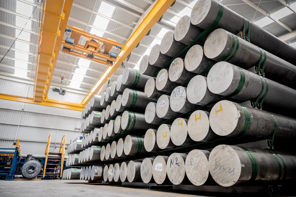 Billets cilíndricos de aluminio almacenados antes de ingresar al proceso de extrusión